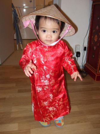 Ysaline_en_ao_dai_et_chapeau.jpg